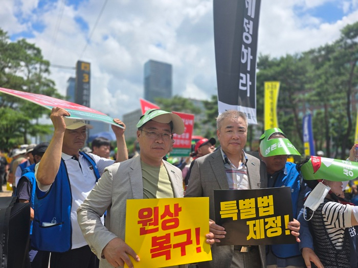 사진4.(사)한국전문임업인협회 최상태 회장(오른쪽첫째)과 전대현 산불재난특별위원회 공동위원장(대구경북도지회장, 오른쪽둘째) 집회현장 참여.jpg