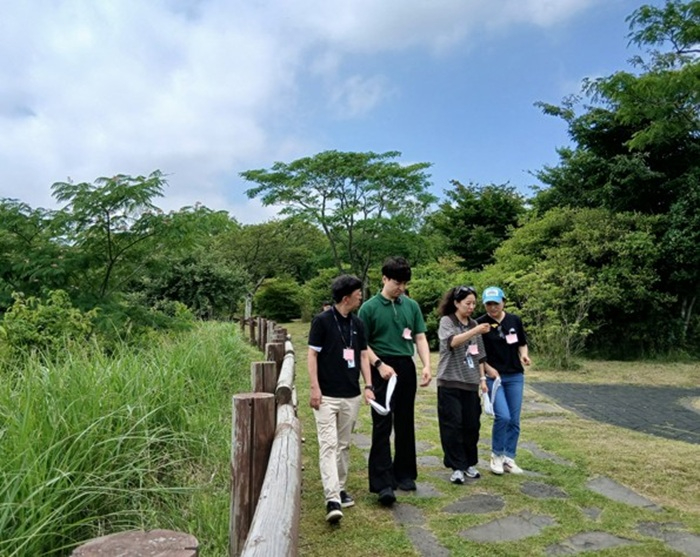 ㈜식물행성, 제주도농아복지관 임직원 대상 한라생태숲 산림치유 프로그램 진행  .jpg