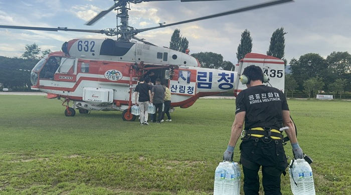 관련사진1-구호물품 산림청 헬기(KA-32)에 적재 중.JPG