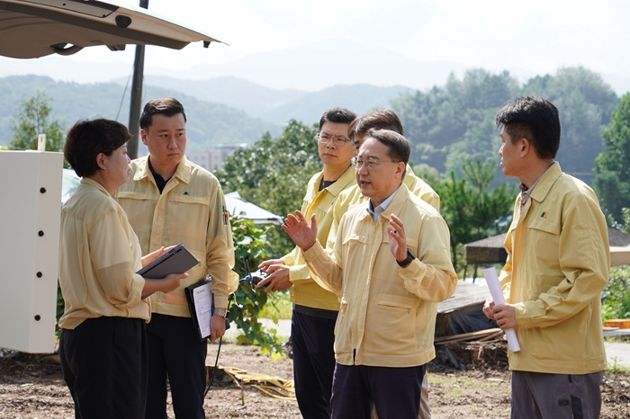 사진1.김인호(가운데) 산림청장이 15일, 경기도 가평군 산사태 피해지를 찾아 복구 상황을 점검하고 있다..jpg