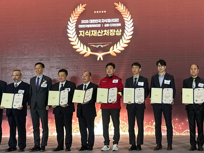 수상후기념촬영하고있는현종국주무관(우측네번째붉은상의)01.jpeg