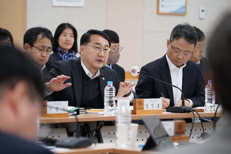 사진2. 김인호 산림청장이 23일 전국 5개 지방산림청의 업무 추진계획을 점검하고 ‘지방산림청 업무보고 토론회’를 주재하고 있다.jpg