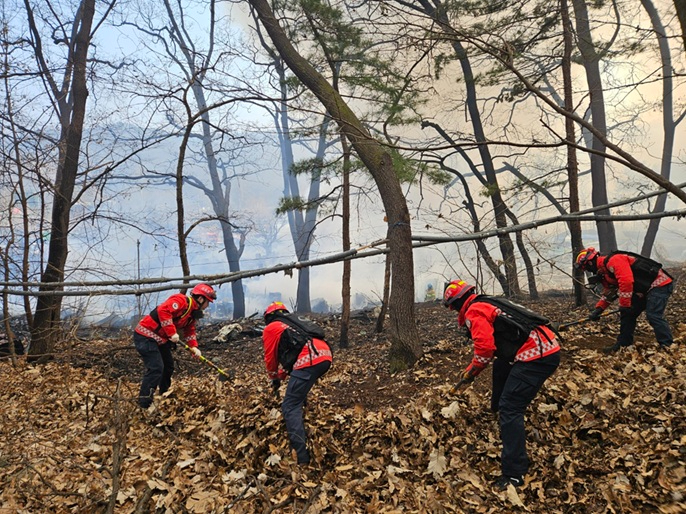 사진1.산림청 특수진화대 불이 산으로 확산되지 않도록 낙엽 제거 등 방화선 구축 하고있다 (1).jpg