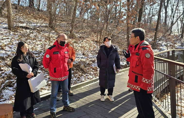 사진2. 박은식 산림청 차장(오른쪽에서 첫번째)이 27일 인천광역시 및 남동구 관계자와 함께 산불예방 숲가꾸기 현장을 점검하고 의견을 전달하고 있다.jpg