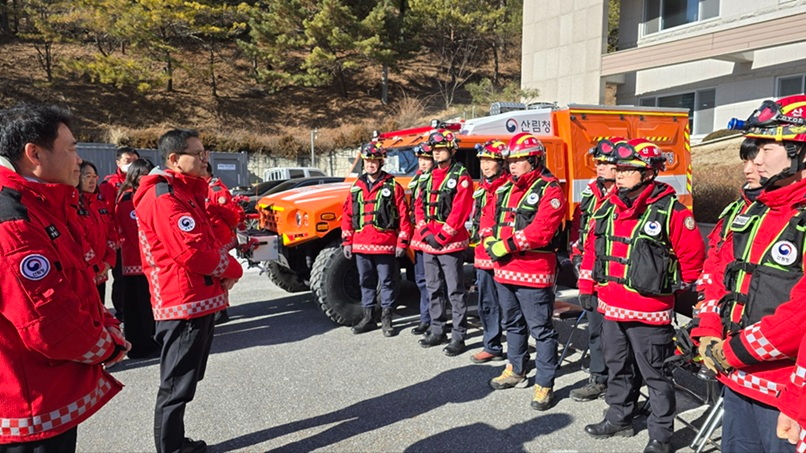 사진1. 최수천 동부지방산림청장이 영월국유림관리소 산불재난특수진화대원들을 격려하고 있다..jpg