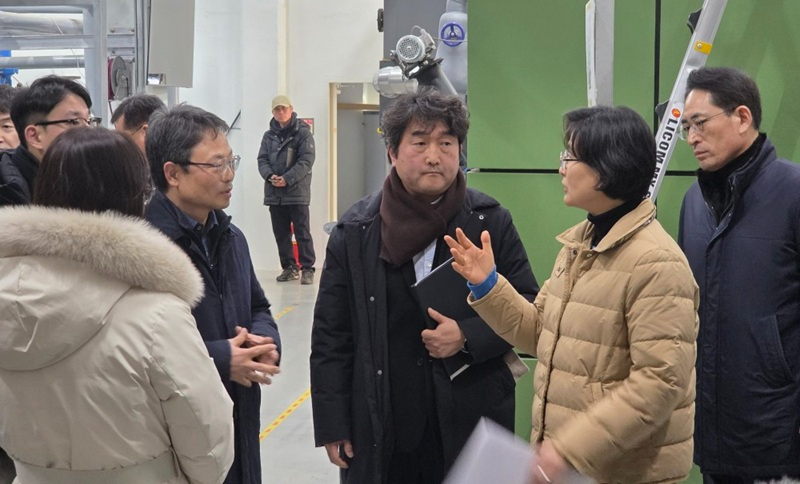사진1. 박은식 산림청 차장(오른쪽에서 다섯번째)이 임미애 국회의원(오른쪽에서 두번째)과 30일 충북 괴산군 산림에너지자립마을 설비 운영 현황과 연료 수급, 안전관리 실태를 점검하고 관계자들과 현장 애로사항을 청취했다.jpeg