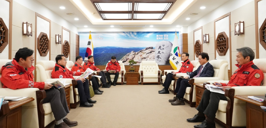 사진1. 김인호 산림청장과 박완수 경상남도지사가 30일 경상남도청에서 산림재난 대응 체계에 대해 협의하고 있다.jpeg