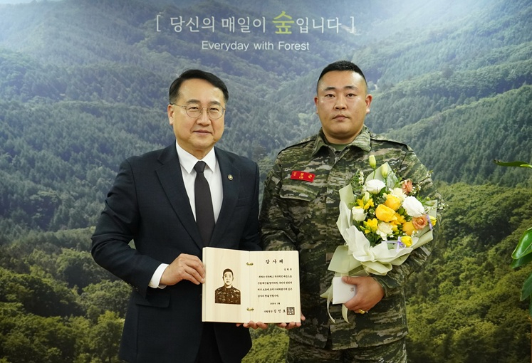사진2. 김인호 산림청장이 산불 방지에 기여한 유공자에게 감사패와 함께 포상금을 수여하고 기념사진을 촬영하고 있다.jpeg