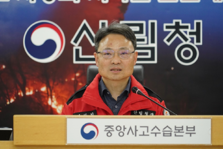 박은식 산림청장이 28일 취임 후 첫 공식 일정으로 중앙산림재난상황실에서 전국 산불대비태세를 점검하고 있다 (1).jpg