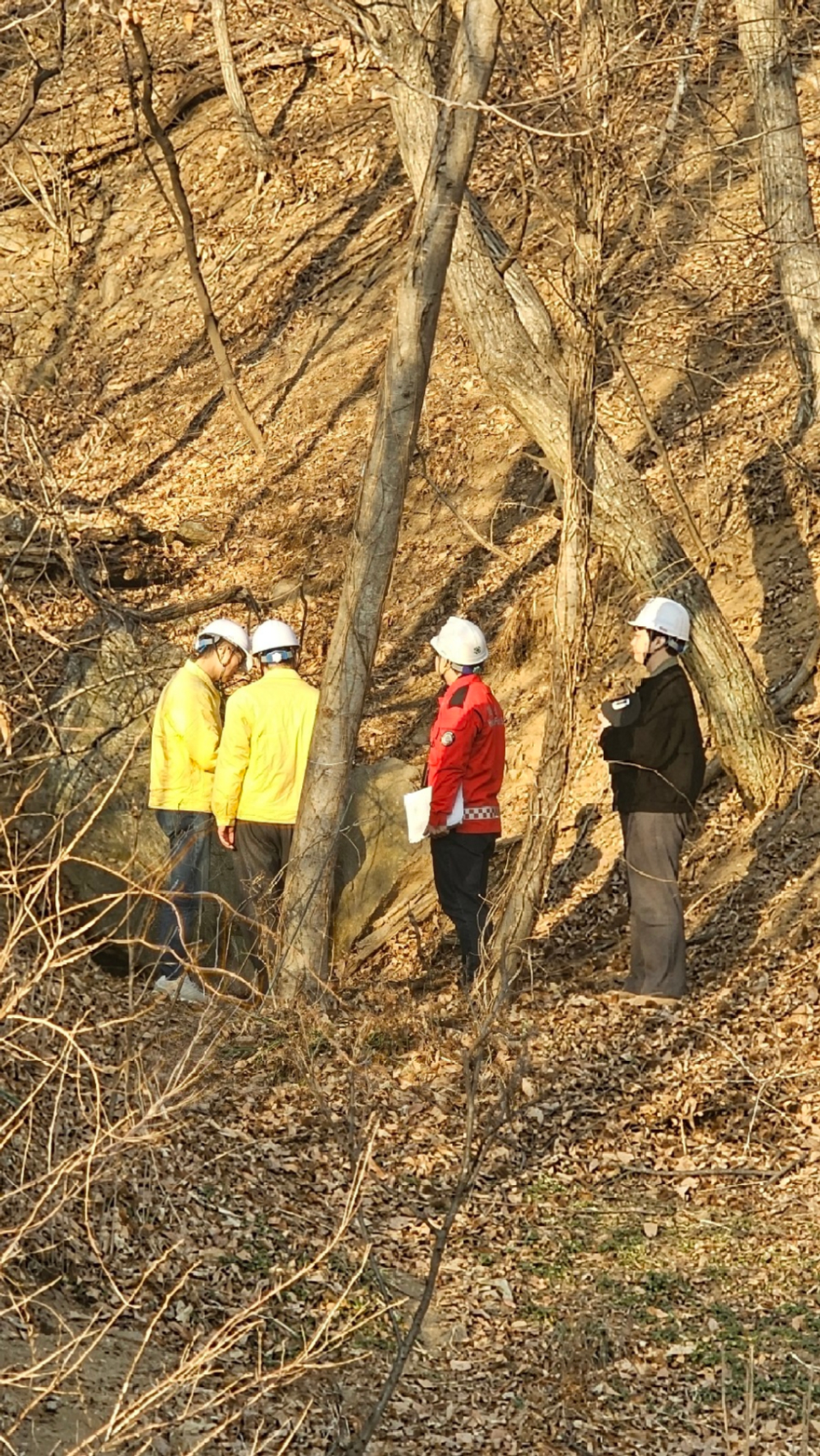 5-1. 윤성진 제1부시장이 정남면 산사태 취약지역에서 관계 공무원들과 함께 사면 상태를 점검하고 있다..jpeg