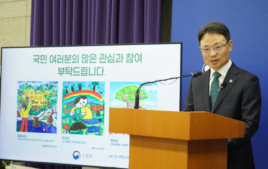 사진3._박은식_산림청장이_4일_정부대전청사에서_'2026년_범국민_나무심기_추진계획’을_발표하고_있다.jpeg