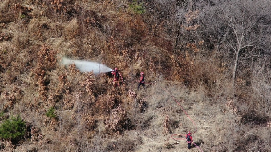 산불진화중인산불특수진화대원(드론).jpg