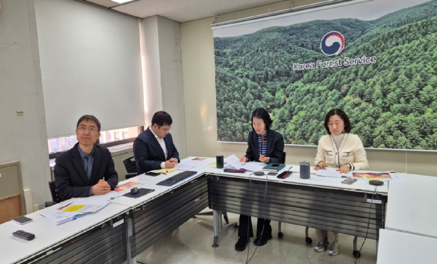 사진2.산림청은 12일 유엔사막화방지협약 사무국과 창원·평화산림이니셔티브 운영위원회를 개최했다.jpg