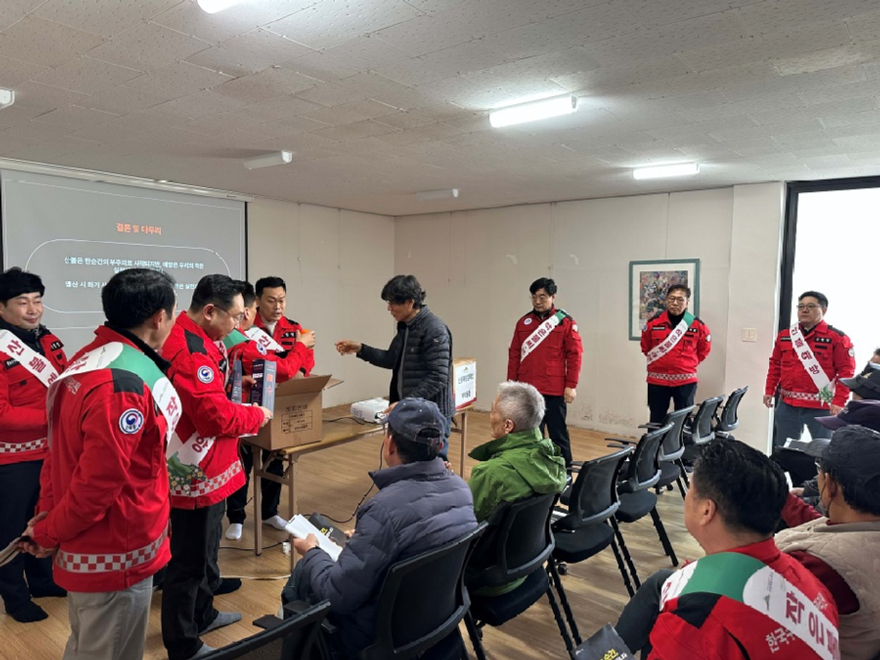 사진2.산림청과 산하 공공기관, 산림조합, 임업인 협･단체가 함께 산불 위험 요인을 점검하고 예방 활동을 펼치고 있다.jpg