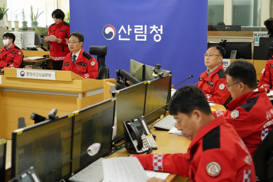 사진1._박은식_산림청장(왼쪽에서_3번째)이_대형산불_특별대책기간_운영에_앞서_범정부_차원의_관계기관_대책회의를_공동_개최하고__기관별_대응_태세를_점검하고_있다.jpg