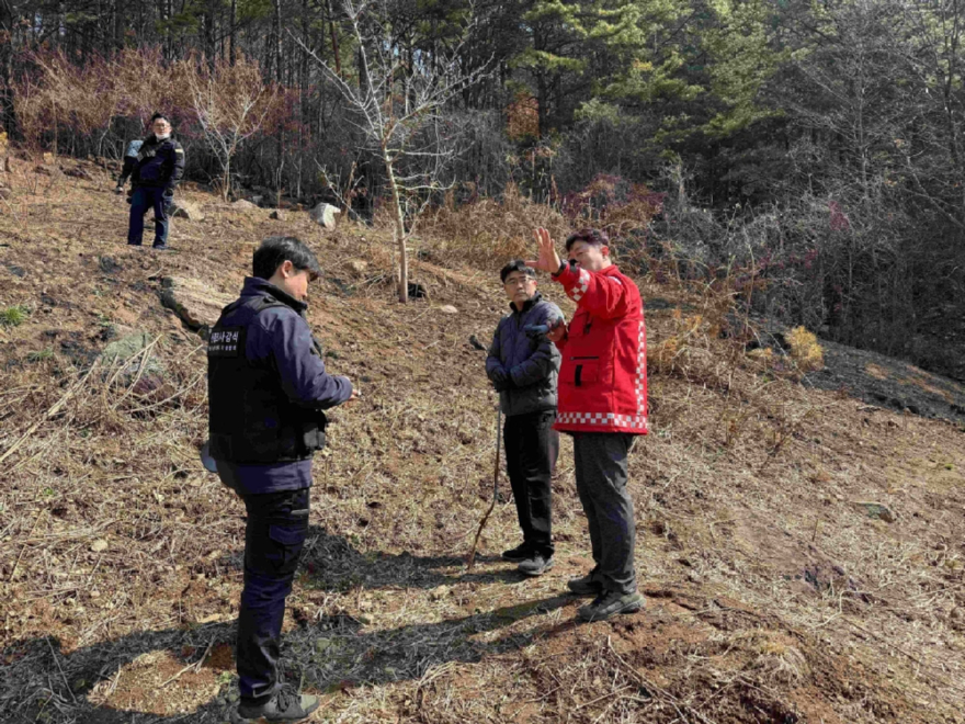 사진1.지난 2월 21일 발생한 경상남도 함양군 산불 발화 지점에서 산림청을 비롯한 관계 기관이 합동조사를 실시하고 있다.jpg