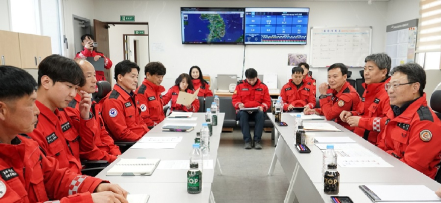 사진2.박은식 산림청장(오론쪽 첫번째)이 16일 구미국유림관리소 산불대응센터를 방문해 산불재난특수진화대원들을 격려하고 있다.jpg