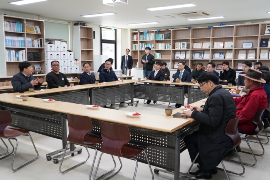 사진1._박은식_산림청장이_경기도_양평군에서_임업인들과_산림현장_애로사항을_청취하고_있다...jpg