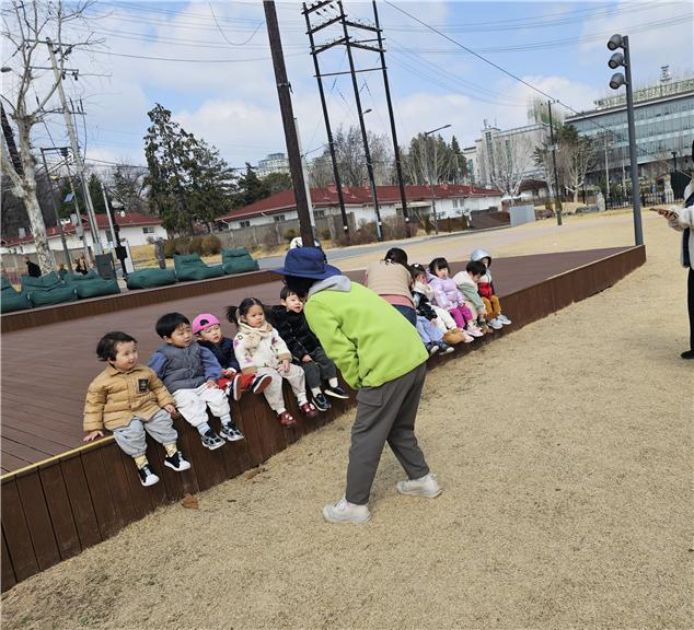 용산어린이숲체험원에서는 큰나래어린이집 어린이를 대상으로 올해 첫번째 수업을 진행하는 모습.jpg