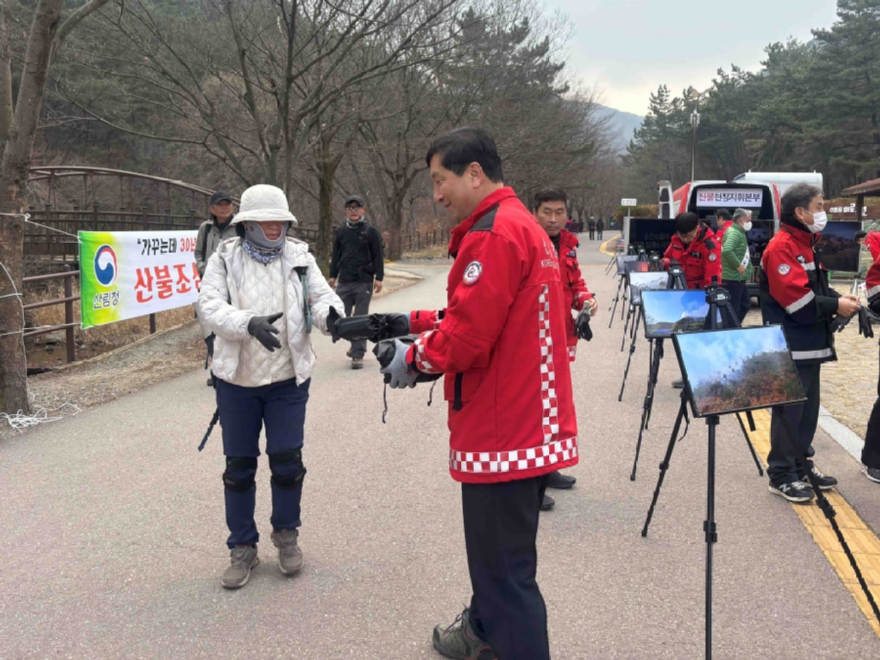 사진3.__산림청__관계자가_‘대형산불_특별대책기간(3.14.~4.19.)’을_맞아_현장_중심의_산불예방_활동을_하고_있다.jpg