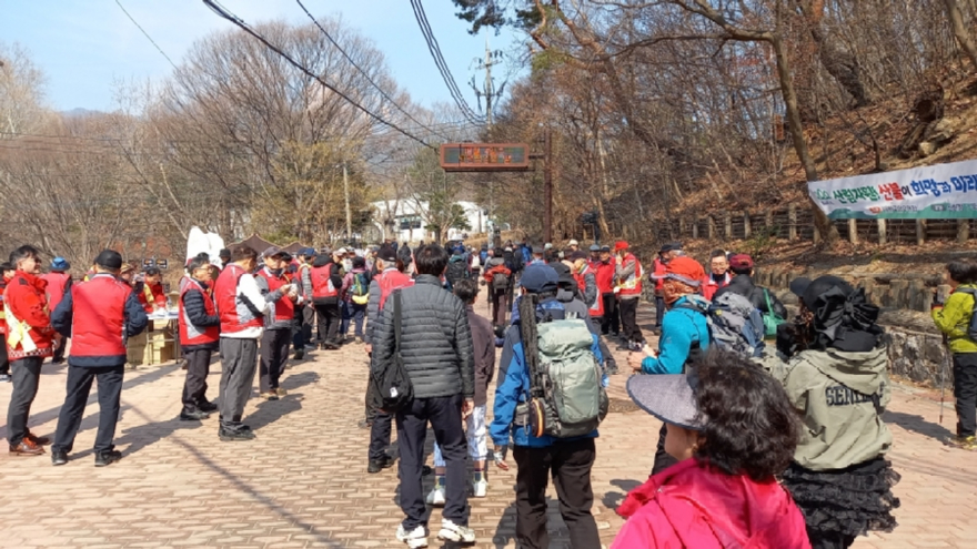 많은 탐방객 입장 광경.jpg