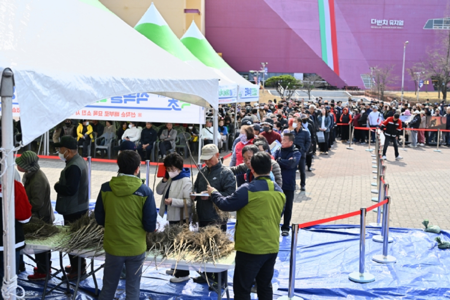 5. 2025년 4월 2일 나무나누어주기 행사 당시 (1).jpg