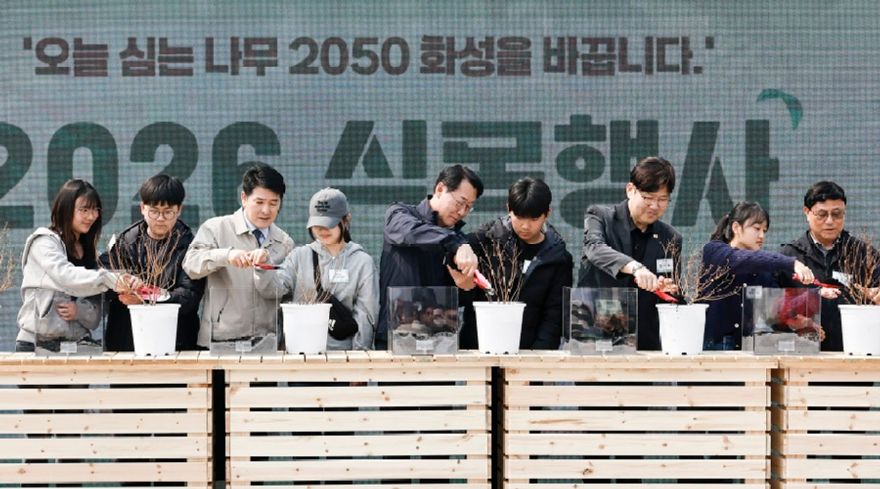 2-2. 정명근 화성특례시장을 비롯한 참석자들이 바이오차를 활용해 기념 식수를 하고 있다..jpg