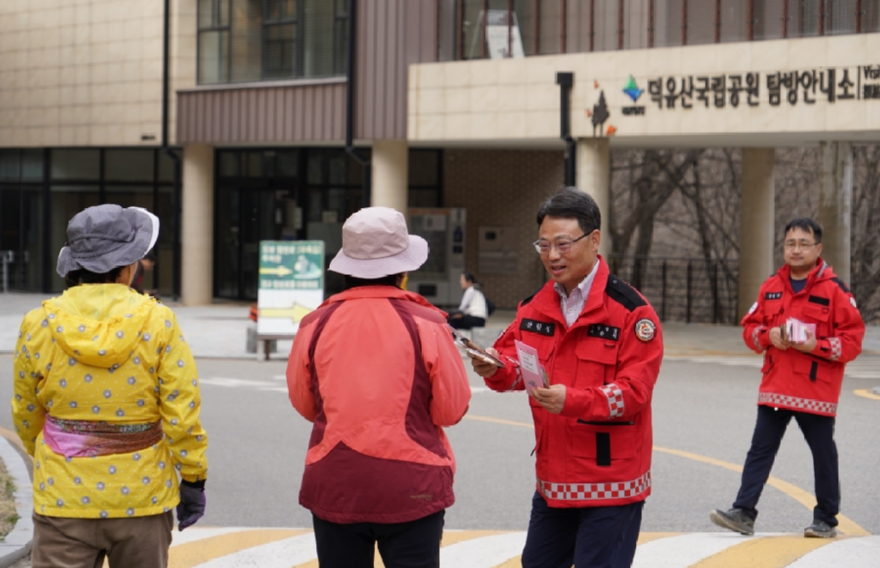 사진2._박은식_산림청장이_덕유산국립공원에서_등산객에게_산불예방_홍보활동을_펼치고_있다.jpg