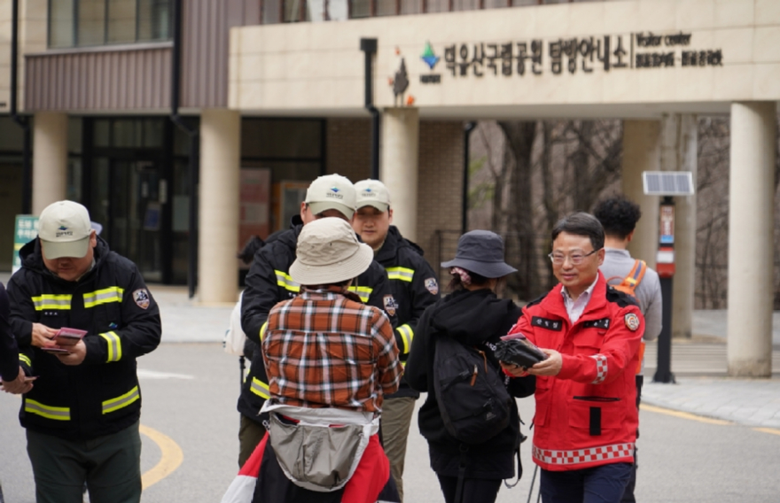 사진1._박은식_산림청장이_덕유산국립공원에서_등산객에게_산불예방_홍보물을_전달하고_있다.jpg