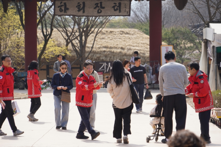 사진2.박은식 산림청장이 28일 경상북도 안동 하회마을에서 관광객들에게 산불 예방 수칙을 안내하며 홍보물을 전달하고 있다..jpg