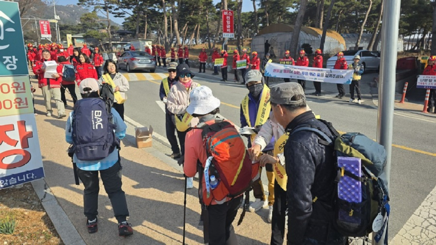 사진3.산림청 관계자들이 산불 예방 캠페인을 펼치고 있다.jpg
