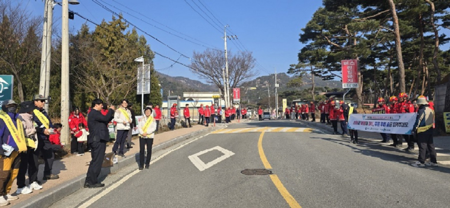 사진4.산림청 관계자들이 산불 예방 캠페인을 펼치고 있다.jpg
