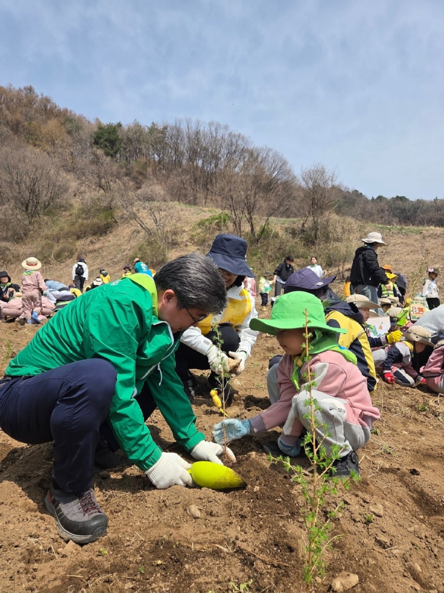 사진2.산림청은 3일 국립산림치유원에서 열린 ‘어린이 식목일 행사 및 산불조심 캠페인’에 동참했다.jpg