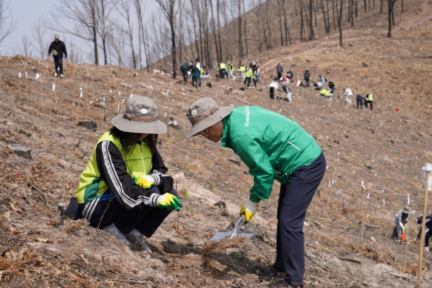 사진2.박은식 산림청장(오른쪽)이 3일 제81회 식목일을 앞두고 열린 ‘치유와 회복’의 나무심기 행사에서 나무를 심고 있다.jpg