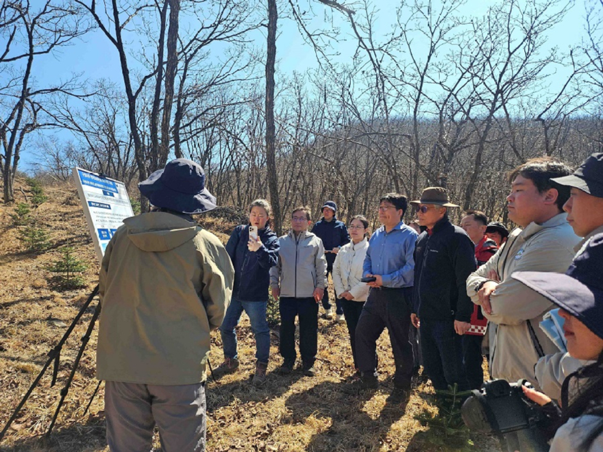 사진2.산림청 직원들이 멸종위기 구상나무 복원전략 마련을 위한 현장토론회를 진행하고 있다.jpg
