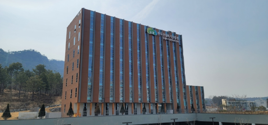 사진1.국산목재를 활용한 국내 최고층 목조건축물 `산림복지종합교육센터`.jpg