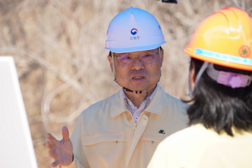 사진1.박은식 산림청장이 3일 경상북도 안동시 길안면을 찾아 산불피해지 ‘임도 신설 현장의 안점점검'을 실시하고 있다.jpg