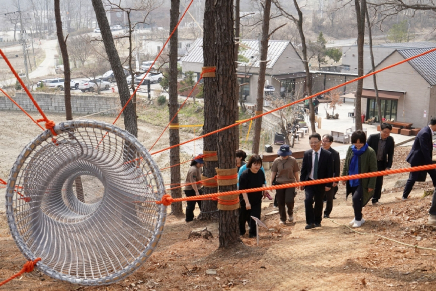 사진1.박은식 산림청장(오른쪽에서 다섯번째)이 27일 경기도 이천의 산림복지분야 현장을 방문해 시설을 점검하고 있다.jpg