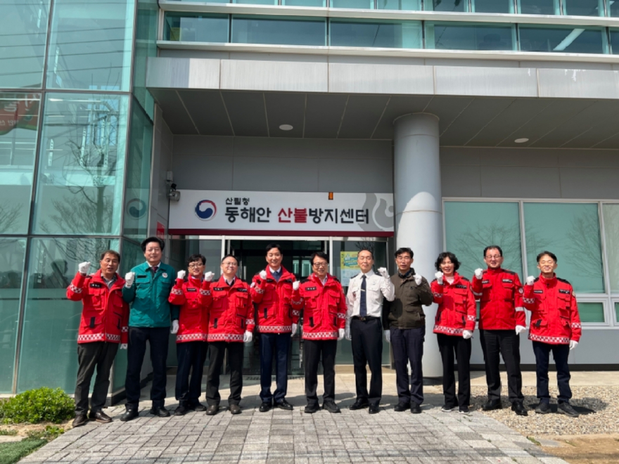 사진2.동해안 산불방지센터는 27일 조직 신설 이후 약 3개월간의 운영 준비 기간을 거쳐 현판식을 개최하고 본격적인 운영에 들어갔다.jpg