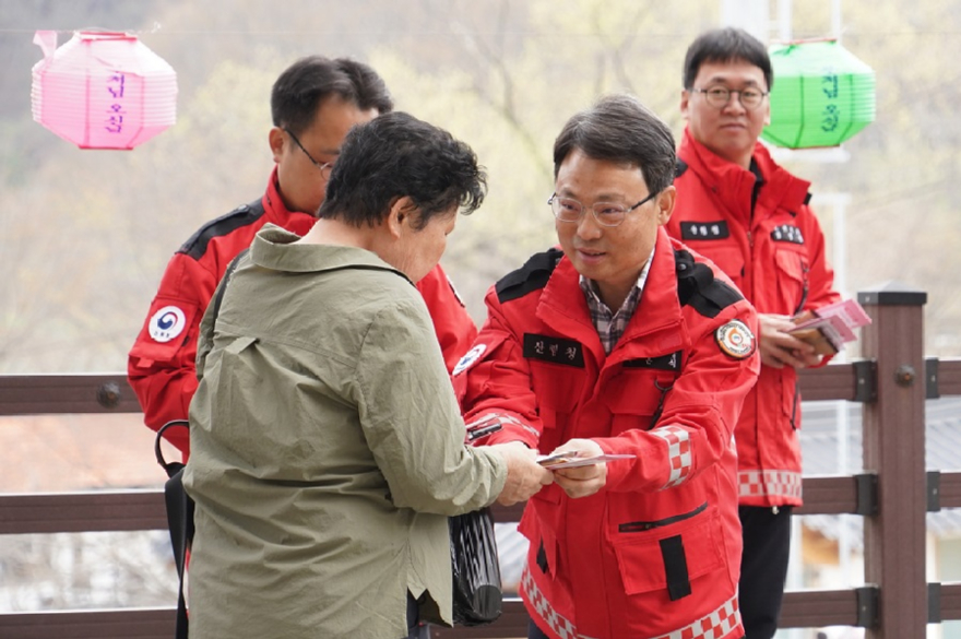 사진1.박은식 산림청장이 11일 충남 공주 마곡사에서 상춘객을 대상으로 산불 예방 캠페인을 펼치고 있다..jpg
