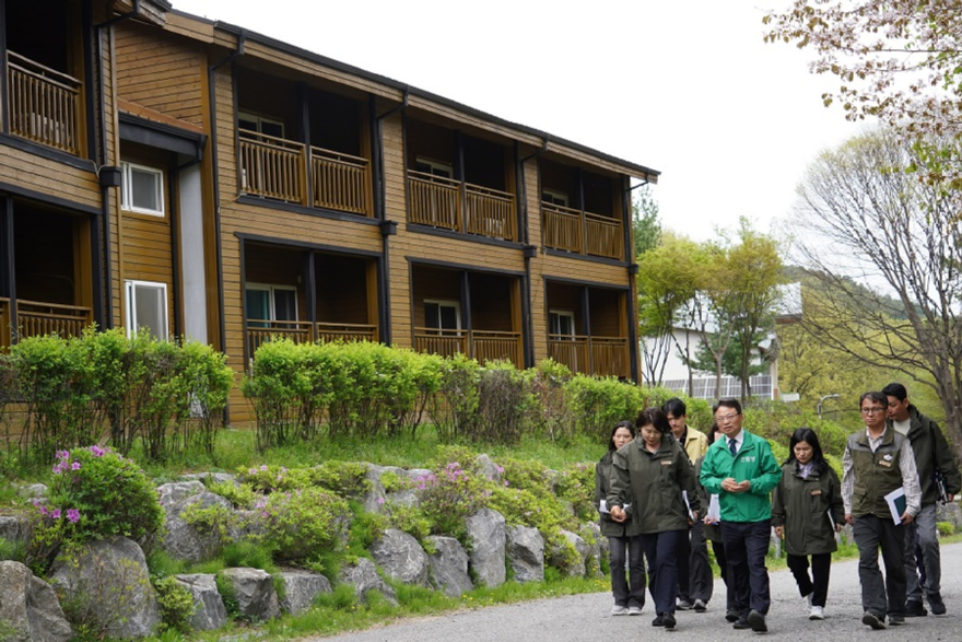 사진2.박은식 산림청장(가운데)이 17일 충북 청주시 국립상당산성자연휴양림에서 현장 점검을 실시하고 있다.jpg