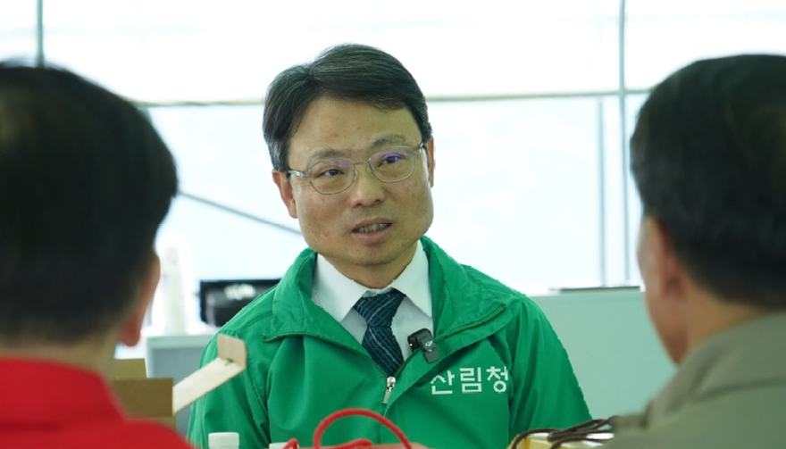 사진2.박은식 산림청장이 17일 충북 청주시에서 산림경영계획 및 임업직불제 현장을 둘러보고 임업인과 소통하고 있다.jpg