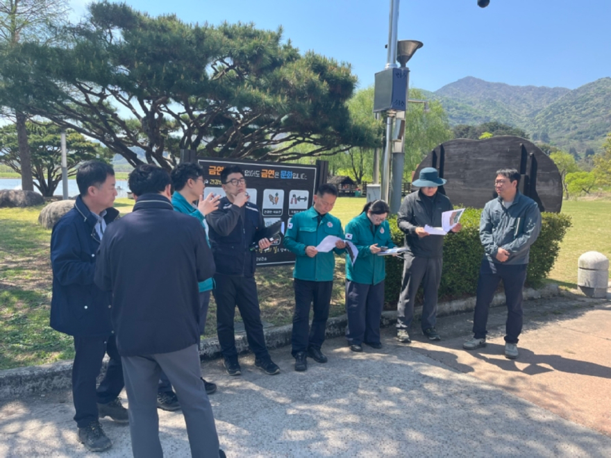 사진2.‘산림병해충방제 시민모니터링단’이 현장에서 활동하는 모습.JPG
