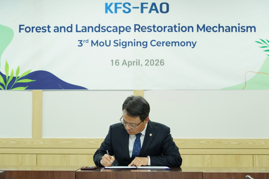 사진1.박은식 산림청장이 유엔식량농업기구와의 '산림경관복원 메커니즘 3차기 사업 추진을 위한 양해각서'에 서명을 하고 있다.JPG