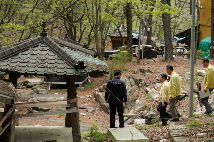 사진2.박은식 산림청장(왼쪽에서 두번째)이 17일 하천․계곡 및 주변 지역 불법시설 단속 현장을 점검하고 있다.jpg