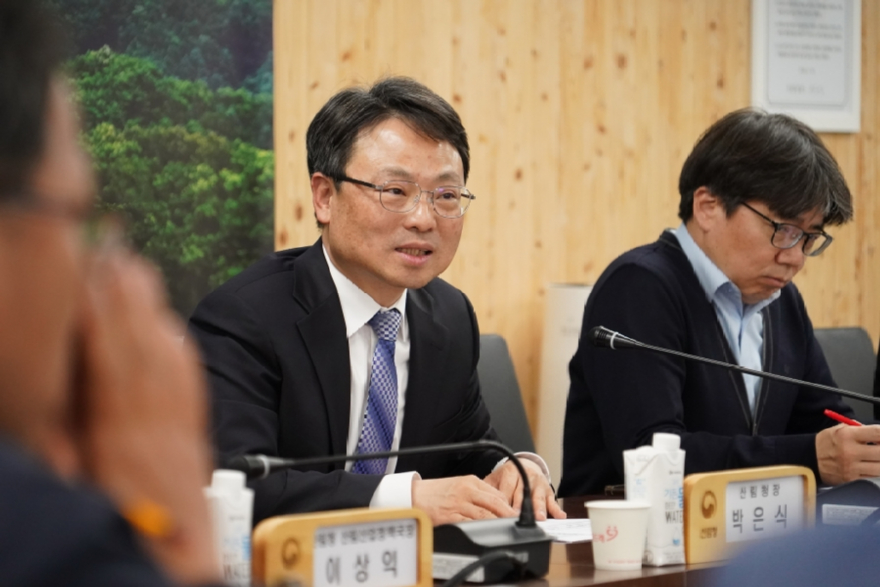 사진2.박은식 산림청장(가운데)이 21일 정부대전청사에서 임업인 정책고객 초청간담회를 주재하고 있다.jpg