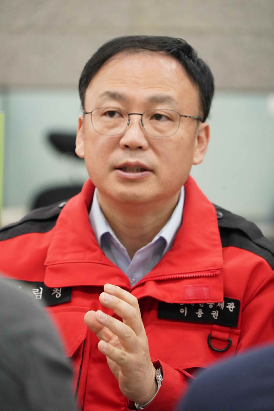 사진1.이용권 산림청 산림재난통제관이 21일 대형산불특별대책기간 종료에 따른 기자단 브리핑을 하고 있다.jpg