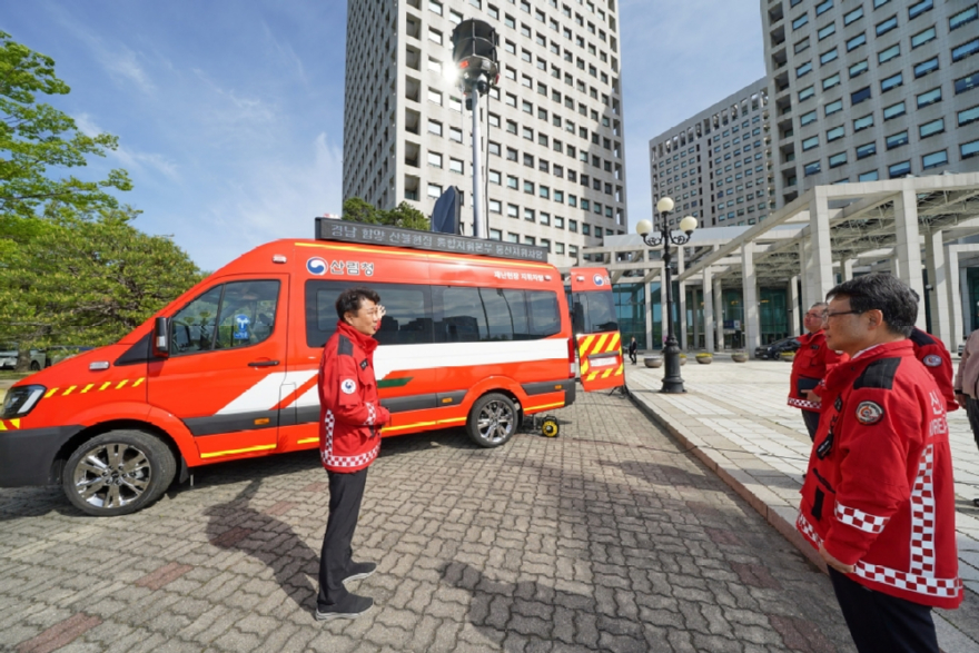 사진2.박은식 산림청장(앞줄 오른쪽 첫번째)이 16일 유·무선 통신시스템 탑재 고성능 통신지휘차량에 대한 설명을 청취하고 있다.JPG