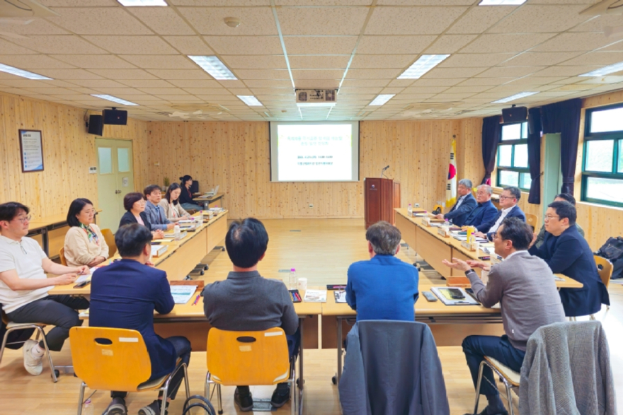 간담회에서 TVOC 규제 개선 동향과 표준화 방향에 대해 의논하고 있다.jpg