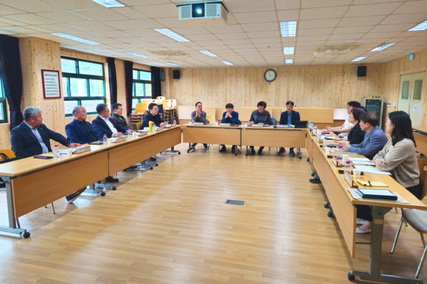 간담회에서 목재 건조 매뉴얼 개발 현황과 표준화 방안에 대해 논의하고 있다.jpg